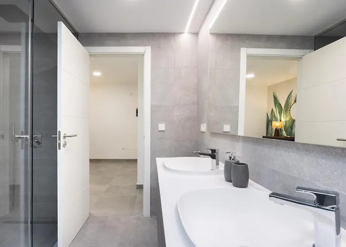 דירה Home2book Design & Spacious Center