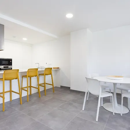 Apartment Home2book Design & Spacious Center