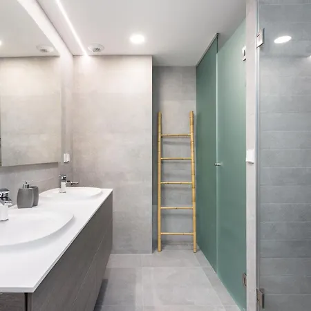 Home2book Design & Spacious Center