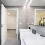 Apartment Home2book Design & Spacious Center