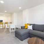 Apartment Home2book Design & Spacious Center