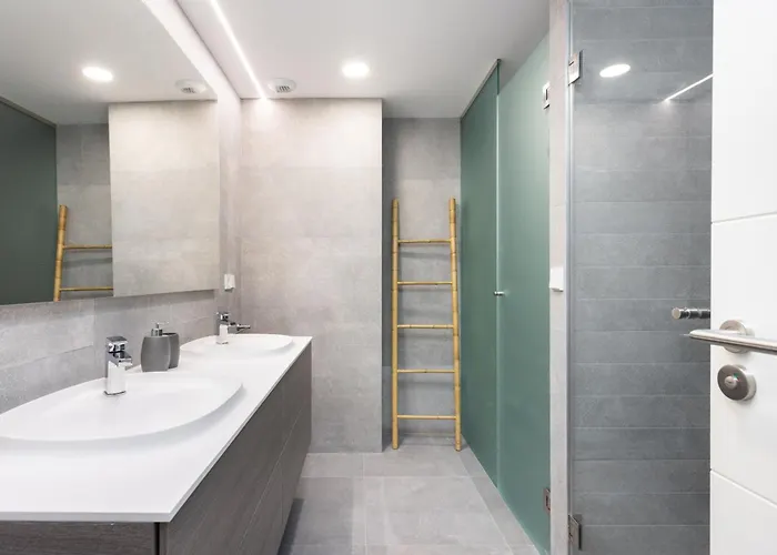 Home2book Design & Spacious Center